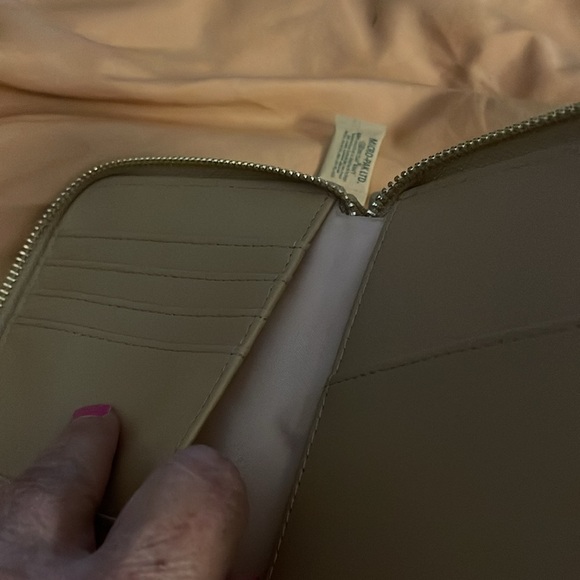 LOST + WANDER Worryfree Passport‎ Wallet NWT with detachable wristband. - Picture 6 of 9